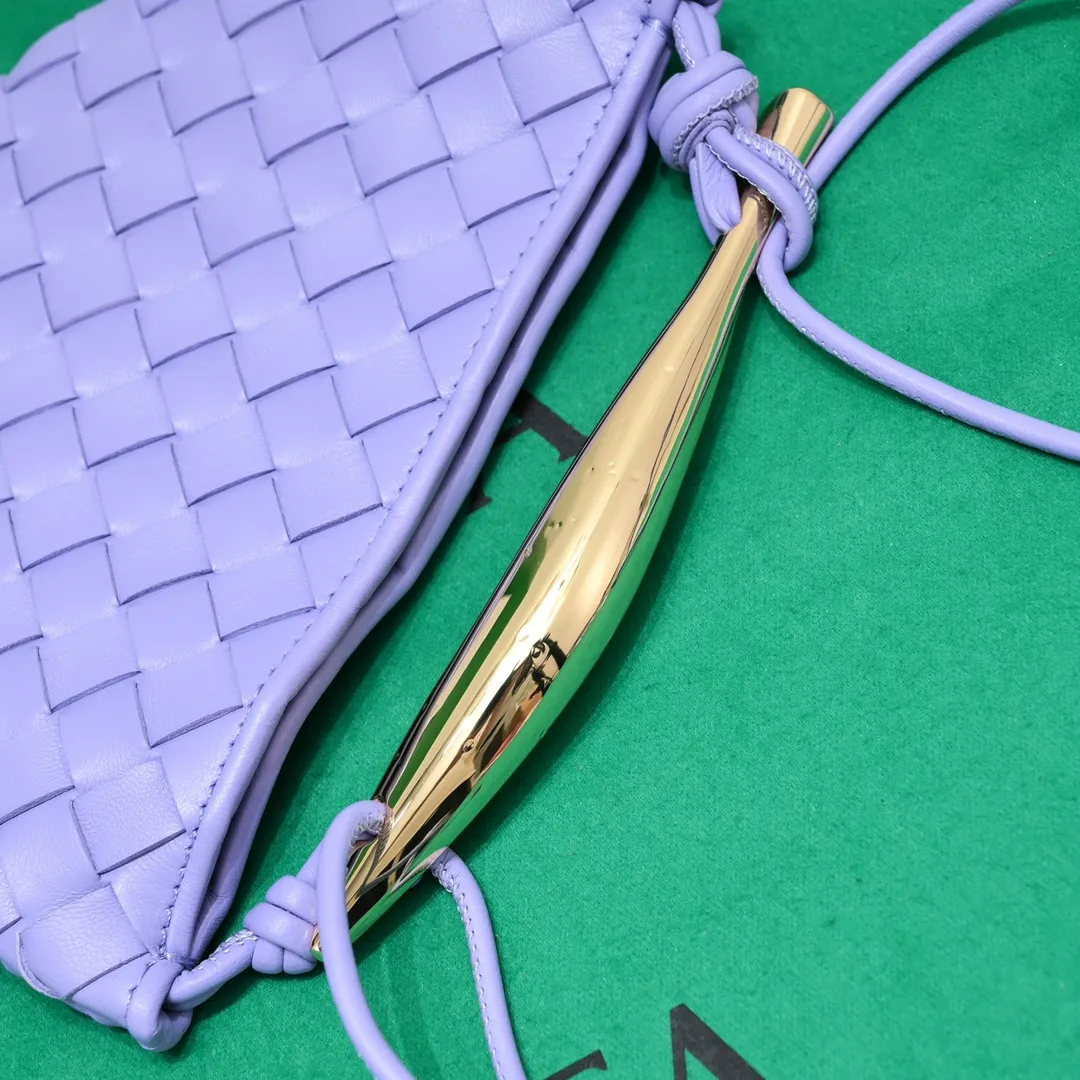 Batch of 1260 BV Mini Sardine is coming‼ ️Super high-end, stainless steel hardware + 24k real gold plating process, fish scales (concave and convex positions) are the finishing touch, the sardine bag that can be carried cross-body is completely beautiful to the heart. The metal element handle and weaving are perfectly combined to completely integrate the artistic sense and elegance and fashion. It is really like a work of art🏺The large size is elegant, the small size is exquisite and cute, a must-have item for fashionistas, and the details are perfectly reproduced. Style number: 6680# Size 20*12*2.5